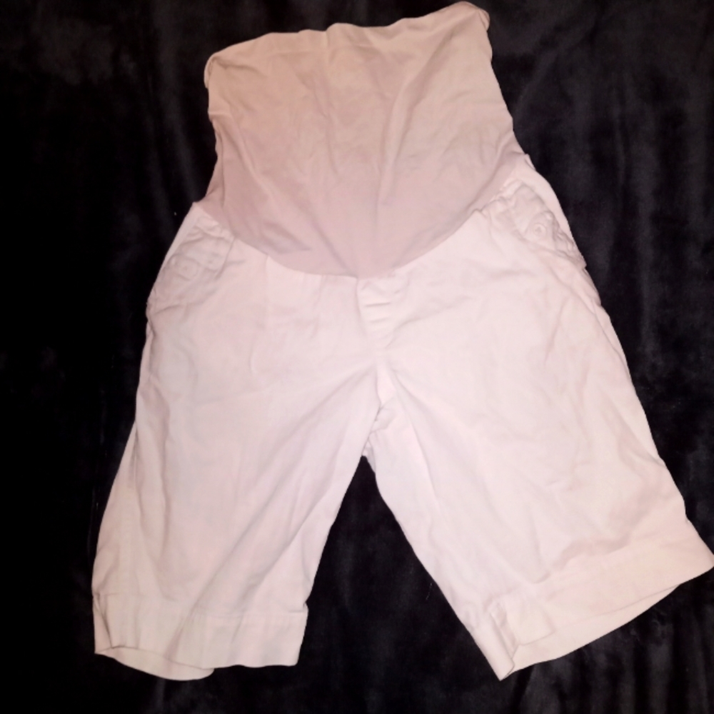 White above the knee maternity shorts
